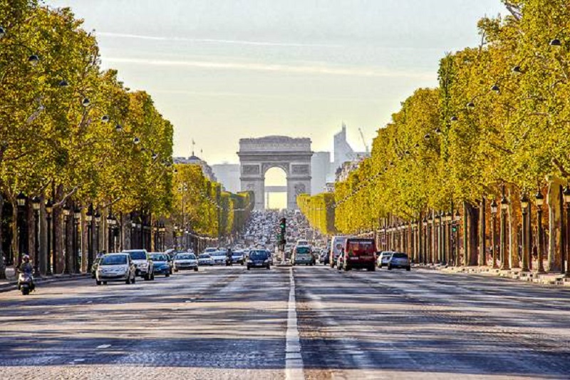 11. Tradiční ukončení Tour proběhne slavnostně v Paříží na Champs Élysées.