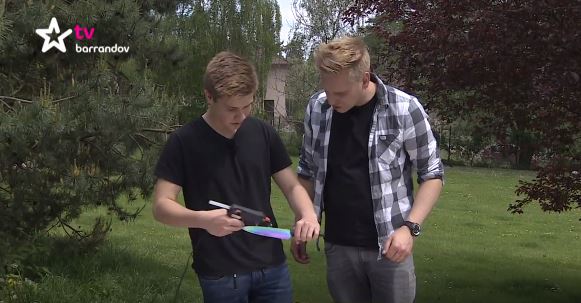 Kutil Adam Novotný opět vyrazil za svým mladším bráchou Matyášem. Kutil Adam Novotný opět vyrazil za svým mladším bráchou Matyášem.