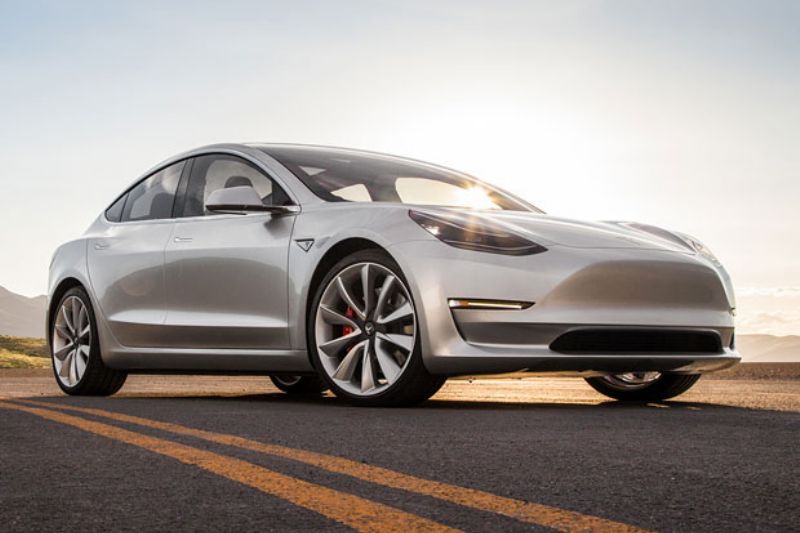Odkládaný příchod elektromobilu Model 3 má být skutečností, první zákazníci se dočkají.