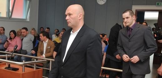 Bývalí policisté před soudem.