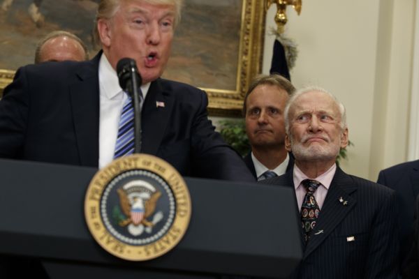 Prezident USA Donald Trump (vlevo) a astronaut Edwin "Buzze" Aldrin (vpravo).