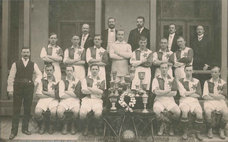 Historický snímek tehdejšího kádru Slavie včetně skotského trenéra.