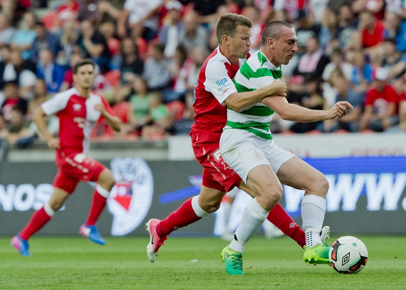 Přípravné fotbalové utkání: SK Slavia Praha - Celtic Glasgow, 4. července v Praze. Zprava Scott Brown ze Celticu a Ruslan Rotaň ze Slavie. Přípravné fotbalové utkání: SK Slavia Praha - Celtic Glasgow, 4. července v Praze. Zprava Scott Brown ze Celticu a Ruslan Rotaň ze Slavie.