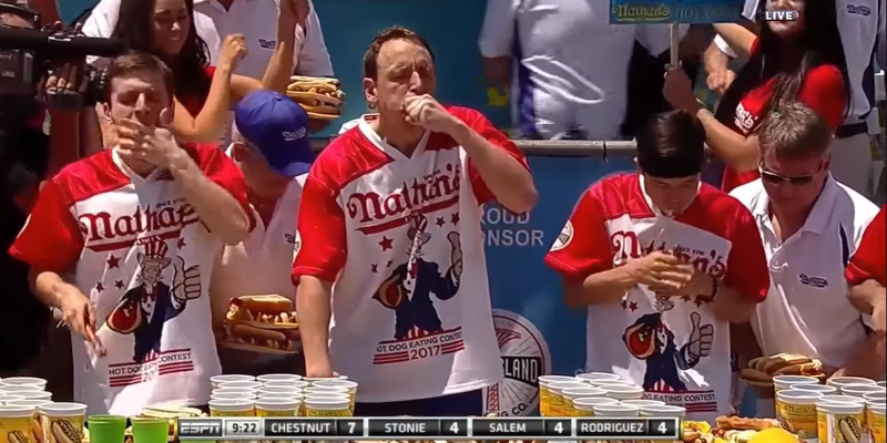 Soutěž jedlíků Nathan's Famous v New Yorku.