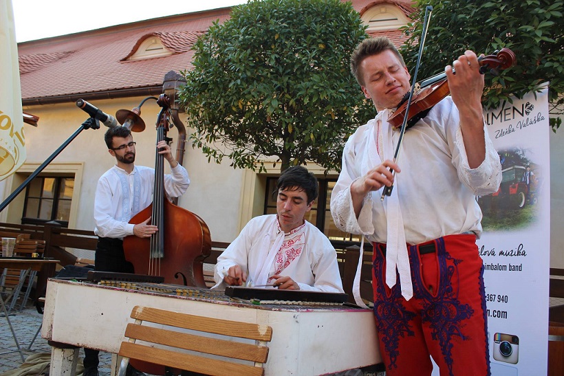 Cimbálové muziky návštěvníkům pravidelně zpestřují večery strávené v areálu valtického zámku.