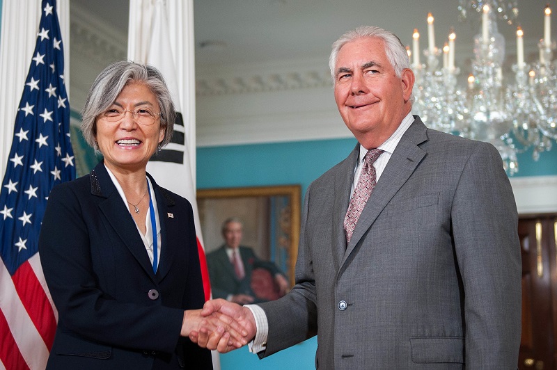 Americký ministr zahraničí Rex Tillerson (vpravo).