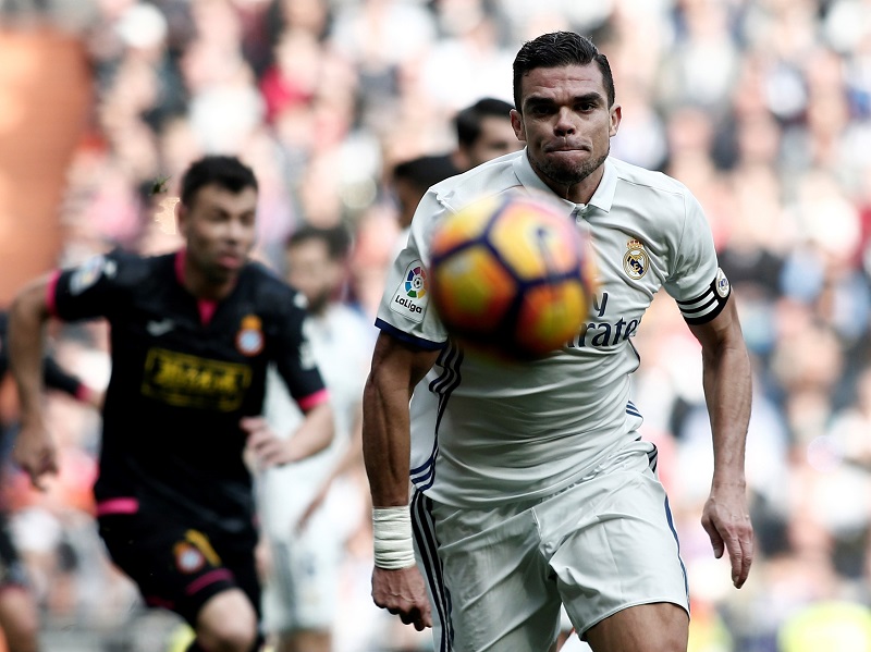 Fotbalový obránce Pepe v dresu Realu Madrid. 