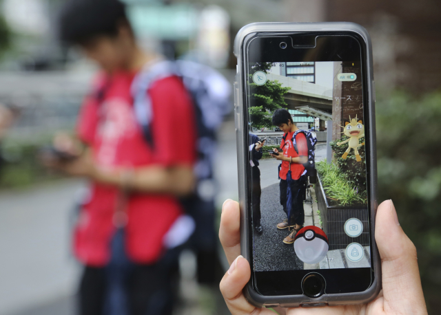 Mobilní hře Pokémon Go podlehli před rokem jak děti, tak dospělí.