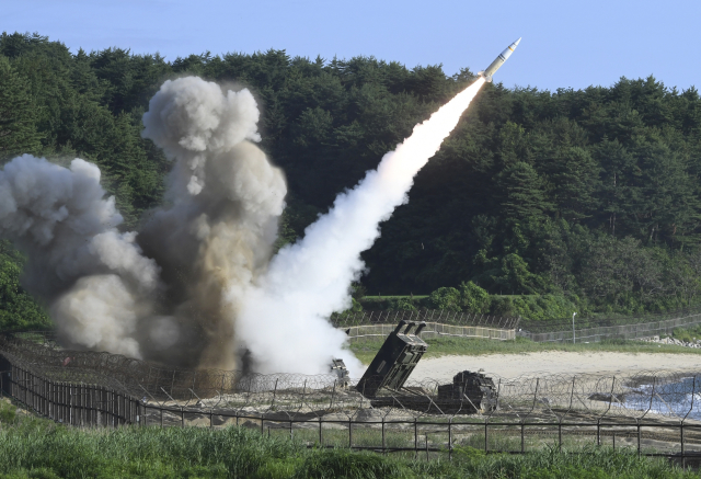 Fotografie zkoušky rakety, kterou poskytlo jihokorejské ministerstvo obrany.