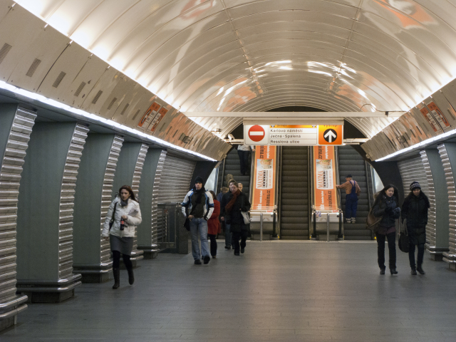 Metro ve stanici Karlovo náměstí.