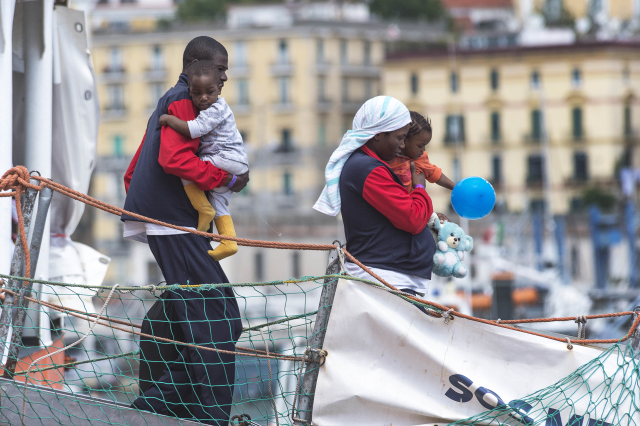 Příjezd uprchlíků z italského Salerna. Příjezd uprchlíků z italského Salerna.
