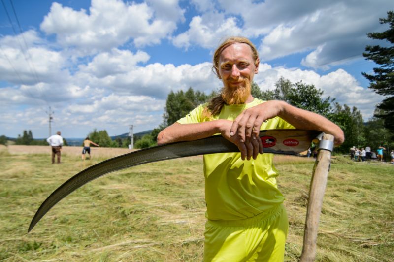 David Vostrovský, nejrychlejší kosáč s kosou dlouhou 135 cm.