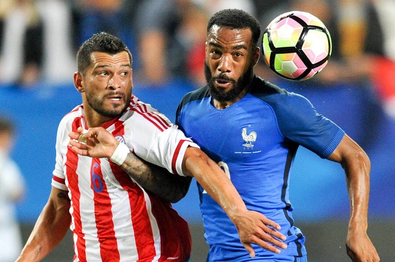 Francouzský fotbalista Alexandre Lacazette v národním dresu.