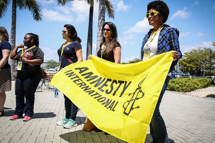 Amnesty International je celosvětové hnutí, které monitoruje porušování lidských práv a iniciuje kampaně proti jejich porušování.