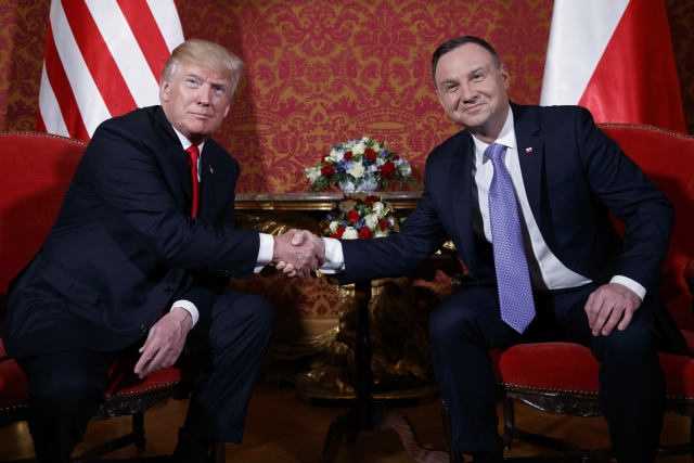 Americký prezident Donald Trump (vlevo) spolu s polským prezidentem Andrzejem Dudou.