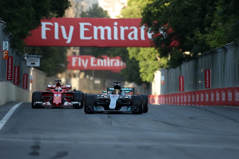 Lewis Hamilton a Sebastian Vettel při Velké ceně v Baku
