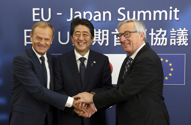 Zleva předseda Evropské rady Donald Tusk, japonský premiér Šinzó Abe a předseda Evropské komise Jean-Claud Juncker.