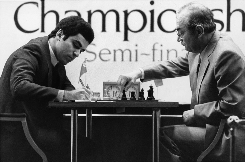 Garri Kasparov v šachovém utkání s Viktorem Korčnojem (ilustrační foto)