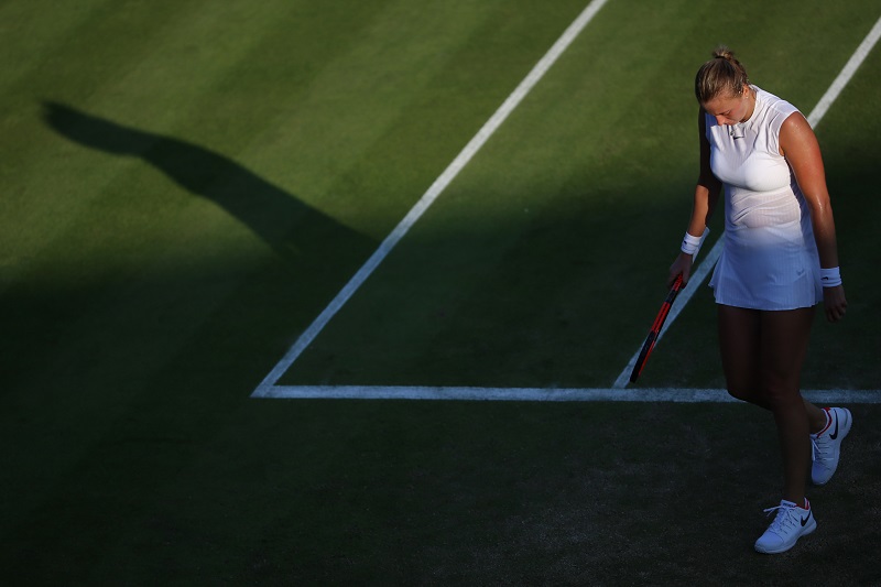 Zklamaná Petra Kvitová po vypadnutí ve druhém kole Wimbledonu, kde platila za jednu z favoritek na titul. Zklamaná Petra Kvitová po vypadnutí ve druhém kole Wimbledonu, kde platila za jednu z favoritek na titul.