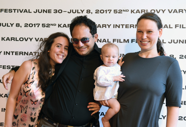 Zleva herci Samantha Elisofonová a Brandon Polansky a režisérka filmu Rachel Israelová na festivalu v Karlových Varech.