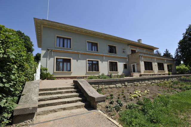 Vila Stiassni patří k nejvýznačnějším stavbám v Brně a za komunismu byla využívána i jako vládní vila. Vila Stiassni patří k nejvýznačnějším stavbám v Brně a za komunismu byla využívána i jako vládní vila.
