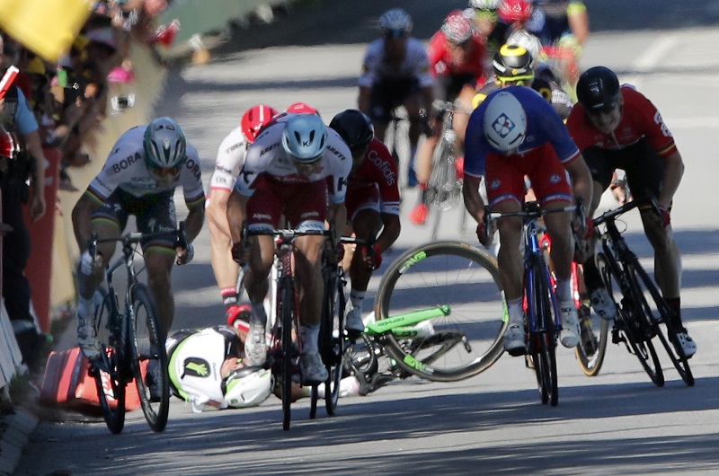 |Mark Cavendish padá po kolizi s Peterem Saganem