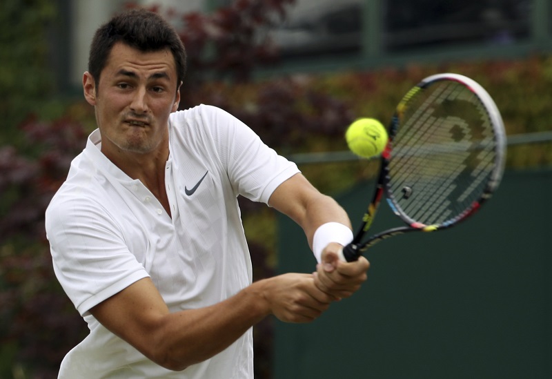 Tenista Bernard Tomic ve druhém kole Wimbledonu.