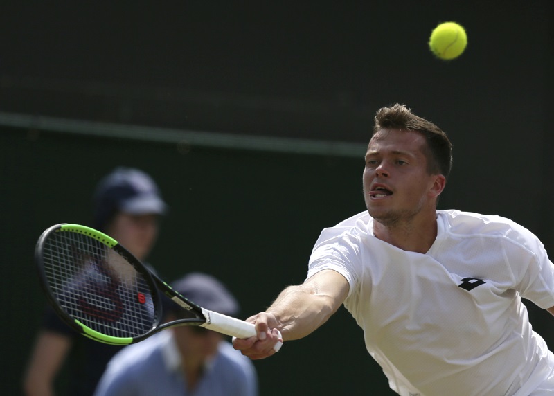 Adam Pavlásek v utkání proti Novaku Djokovičovi ve Wimbledonu.