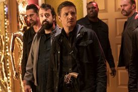 Jeremy Renner (uprostřed), z filmu Hráčské doupě.