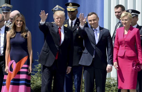 Zleva MelaniaTrumpová, Donald Trump, polský prezident Andrzej Duda a jeho manželka Agata Kornhauser-Duda. Zleva MelaniaTrumpová, Donald Trump, polský prezident Andrzej Duda a jeho manželka Agata Kornhauser-Duda.