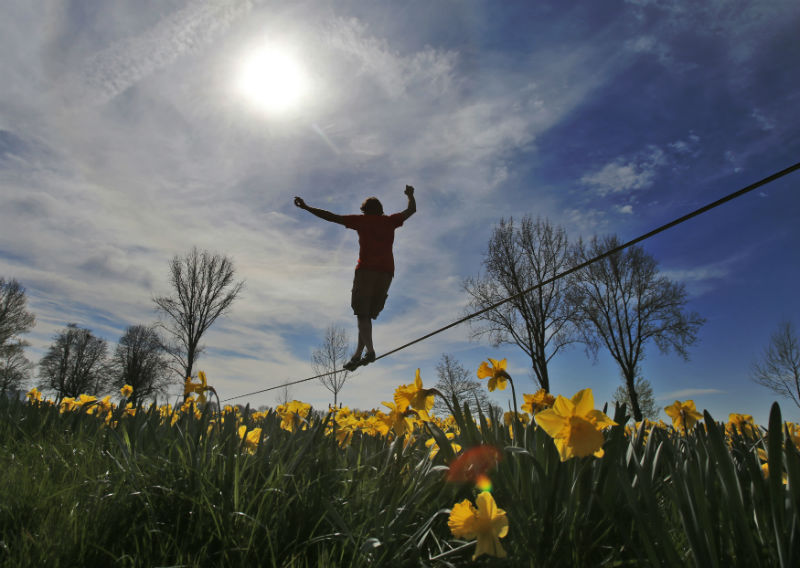 Slackline se stává populárnější. 
