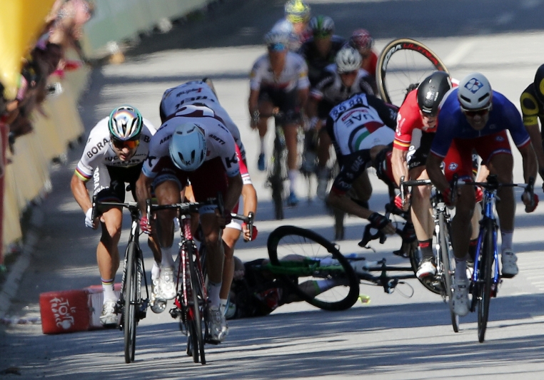 Peter Sagan poslal k zemi Marka Cavendishe a byl vyloučen z Tour de France. Peter Sagan poslal k zemi Marka Cavendishe a byl vyloučen z Tour de France.