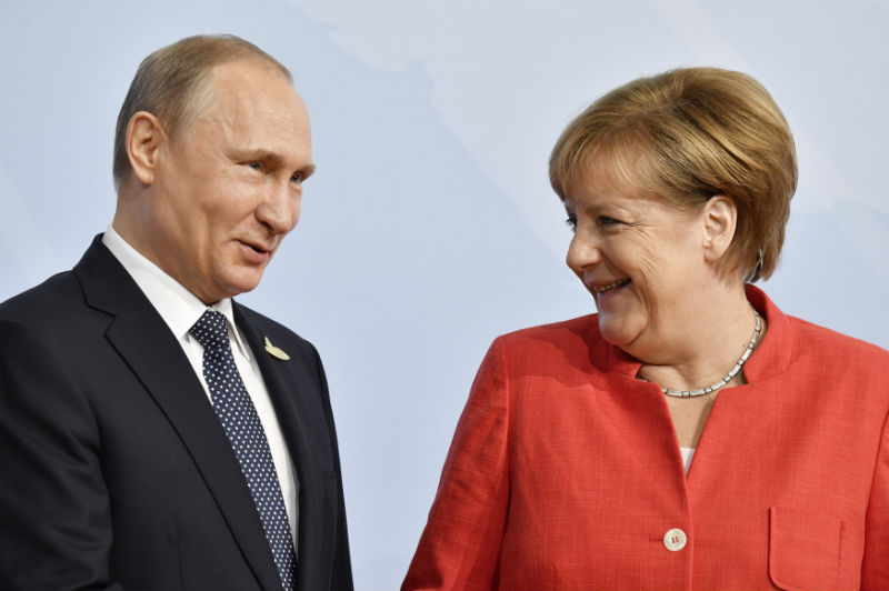 Vladimir Putin a Angela Merkelová. 