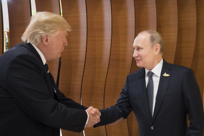 Zleva Donald Trump a Vladimir Putin.