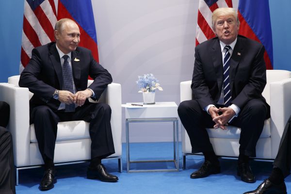 Prezident Ruska Vladimir Putin (vpravo) a  prezident USA Donald Trump (vlevo)