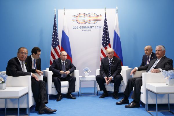 Zleva Sergej Lavrov, Vladimir Putin, Donald Trump a  Rex Tillerson.