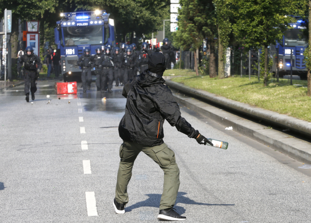 Jako zbraň proti policii se hodí všechno.