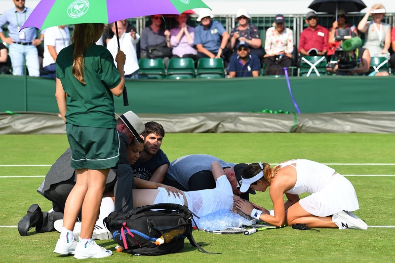 Bethanie Matteková- Sandsová se zranila při utkání v čtyřhře ve Wimbledonu.