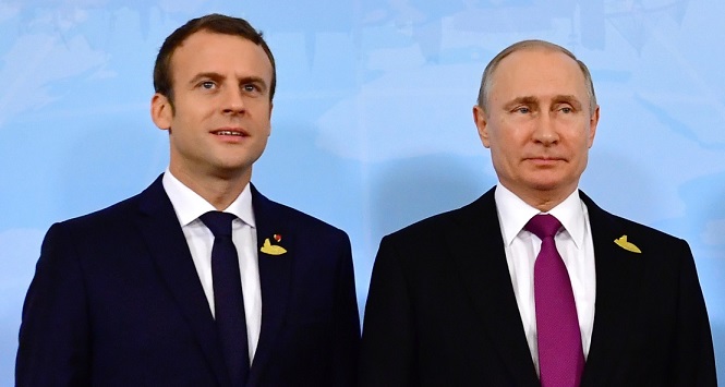 Francouzský prezident Emmanuel Macron (vlevo) a ruský prezident Vladimir Putin. Francouzský prezident Emmanuel Macron (vlevo) a ruský prezident Vladimir Putin.