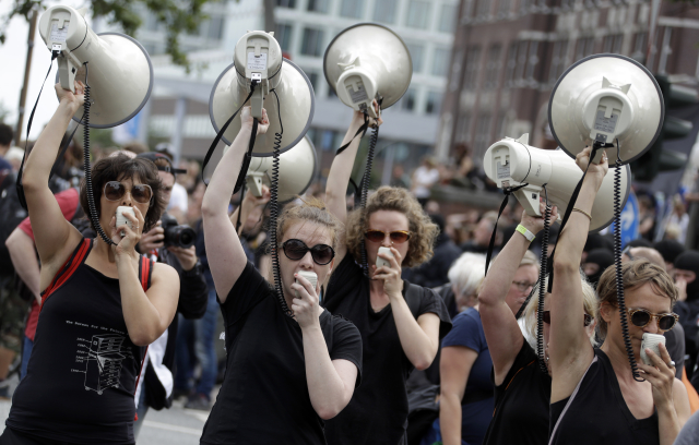 Snímek ze sobotního protestu proti summitu G20 v Hamburku.