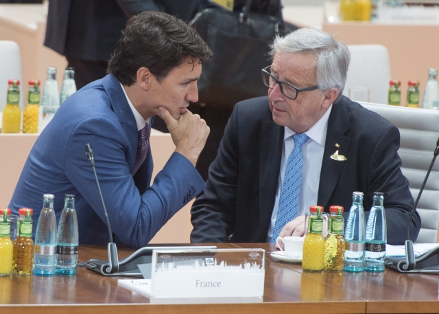 Kanadský premiér Justin Trudeau (vlevo) a předseda Evropské komise Jean-Claude Juncker.