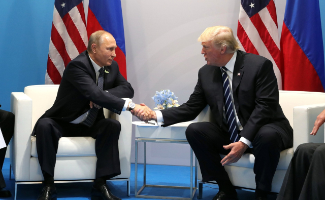 Ruský prezident Vladimir Putin (vlevo) a americký prezident Donald Trump. Ruský prezident Vladimir Putin (vlevo) a americký prezident Donald Trump.