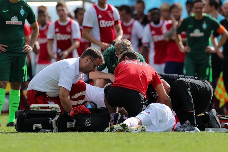 Nizozemský fotbalista Abdelhak Nouriv péči lékařů. Nizozemský fotbalista Abdelhak Nouriv péči lékařů.