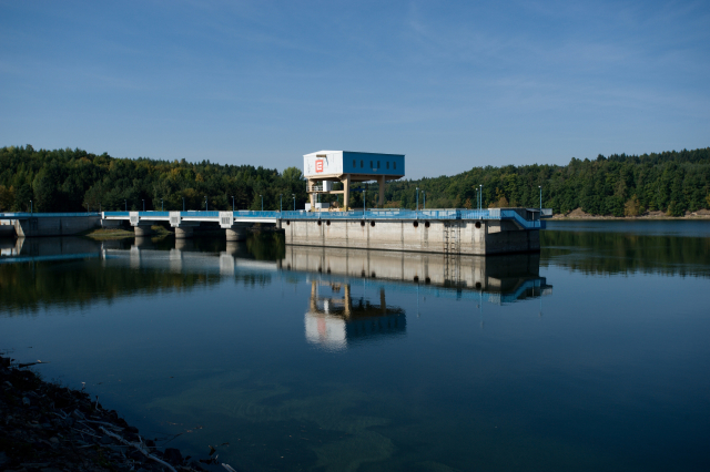 Pohled na horní jezero přehrady Dalešice. 