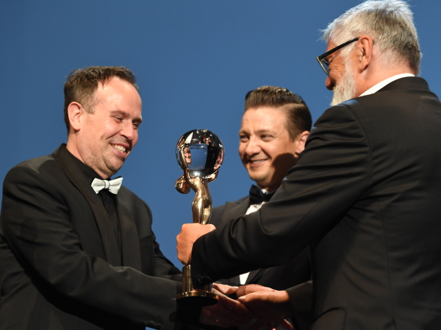 Křišťálový glóbus získal na festivalu v Karlových Varech režisér Václav Kadrnka (vlevo) za film Křižáček.
