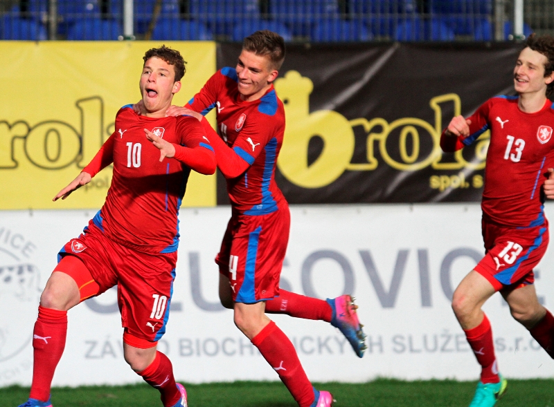 Čeští reprezentanti  do 19 let postupují do semifinále.