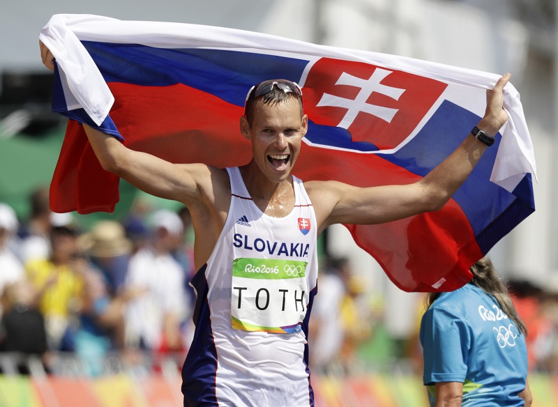 Slovenský chodec Matej Tóth po vítězství na OH v Riu 2016. Slovenský chodec Matej Tóth po vítězství na OH v Riu 2016.