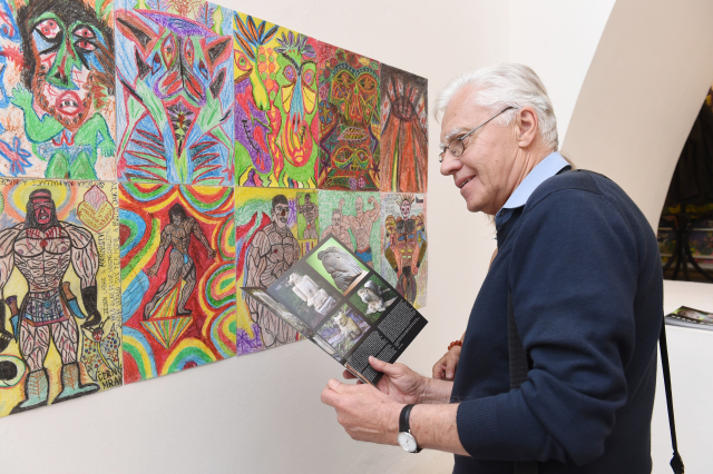 Z vernisáže s názvem Art brut: Vrána a Mrak.