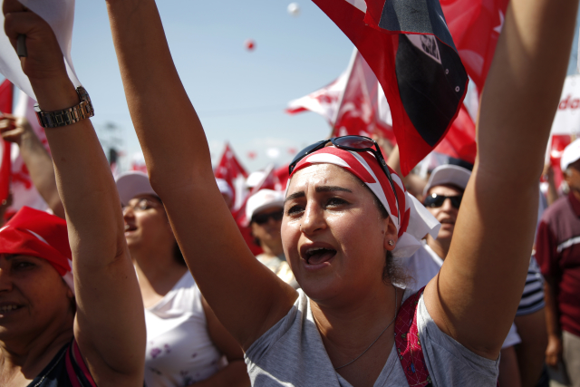 Příznivci Kemala Kiliçdaroglua se shromáždili na demonstraci v Istanbulu. Příznivci Kemala Kiliçdaroglua se shromáždili na demonstraci v Istanbulu.