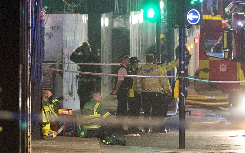 Ve známé londýnské tržnici Camden propukl v neděli v noci požár. Ve známé londýnské tržnici Camden propukl v neděli v noci požár.
